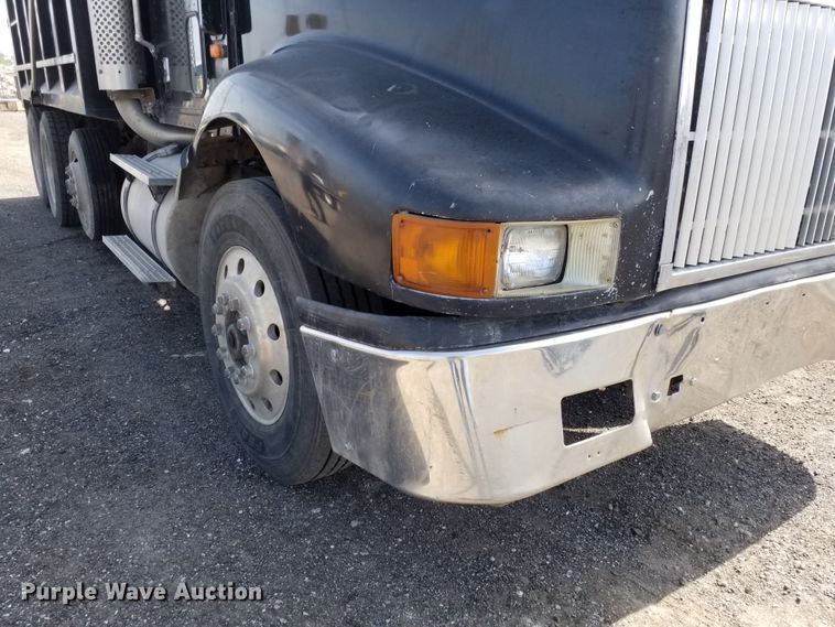 image for item DE7020 1992 International 9400  dump truck