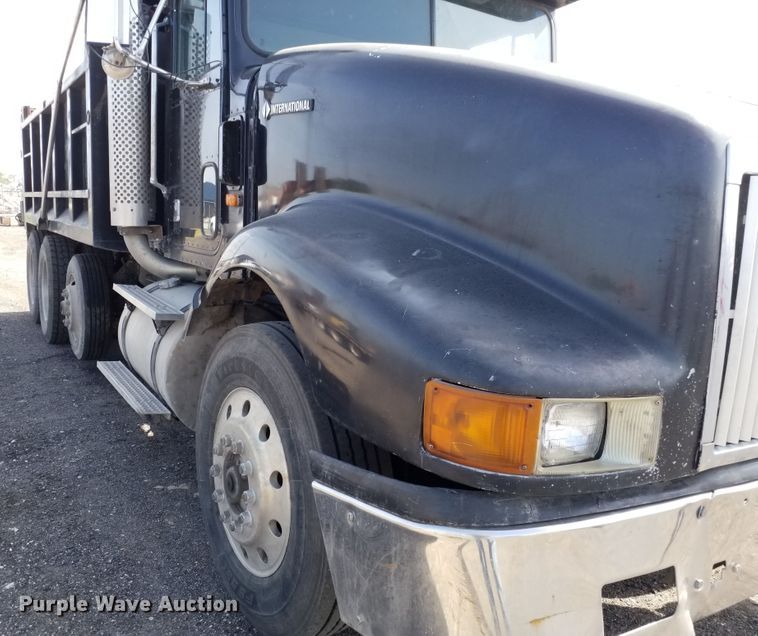 image for item DE7020 1992 International 9400  dump truck