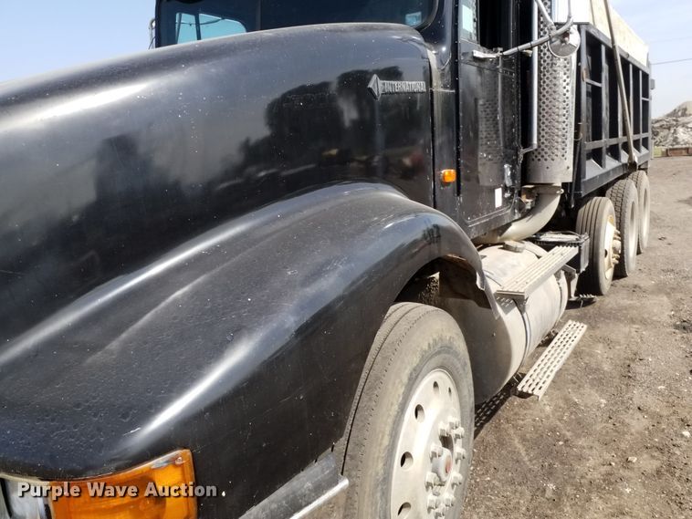 image for item DE7020 1992 International 9400  dump truck