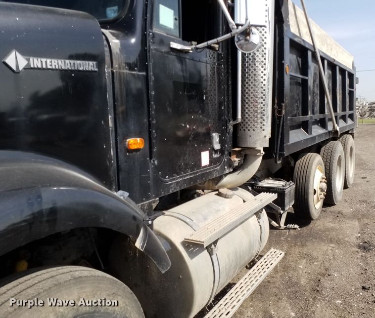image for item DE7020 1992 International 9400  dump truck