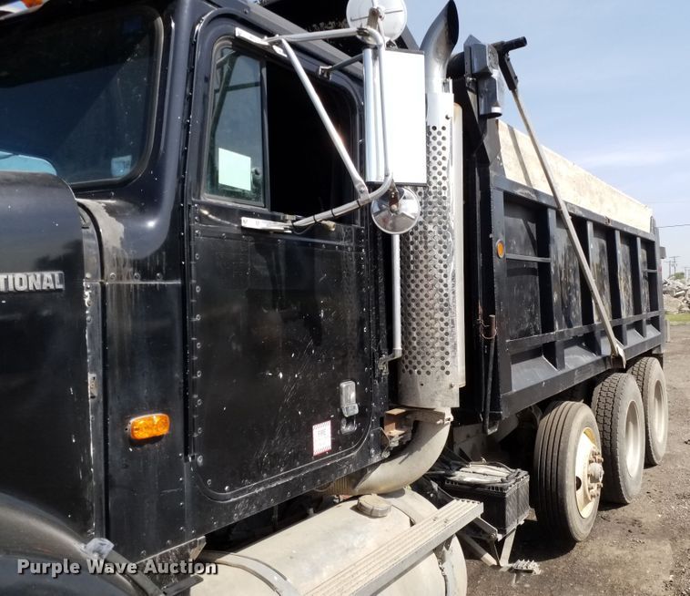 image for item DE7020 1992 International 9400  dump truck
