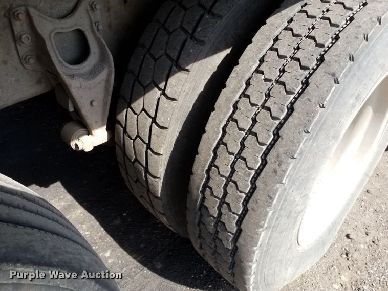 image for item DE7020 1992 International 9400  dump truck