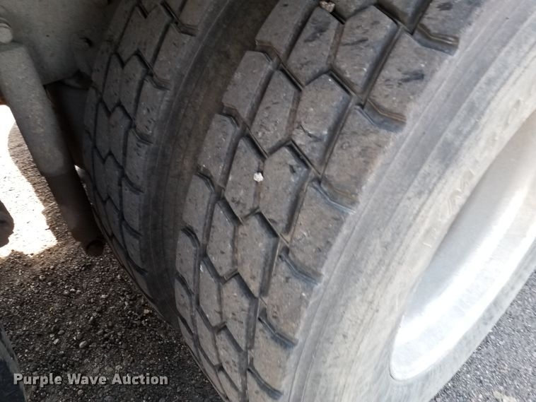 image for item DE7020 1992 International 9400  dump truck