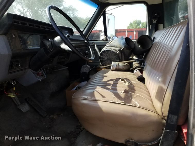 image for item DE7022 1995 Ford F800  dump truck