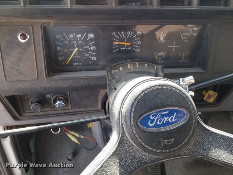 image for item DE7022 1995 Ford F800  dump truck