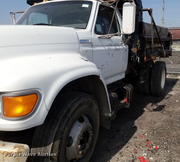 image for item DE7022 1995 Ford F800  dump truck