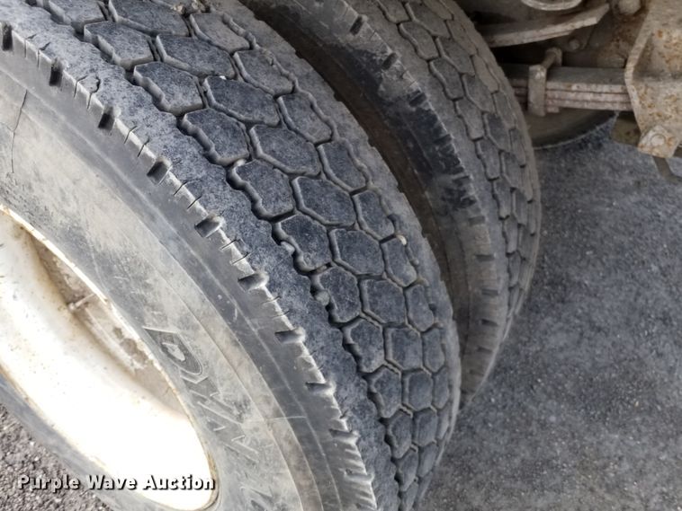 image for item DE7022 1995 Ford F800  dump truck