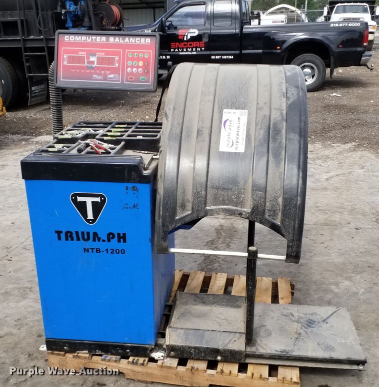 image for item DE7024 2017 Triumph NTB-1200 tire balancer