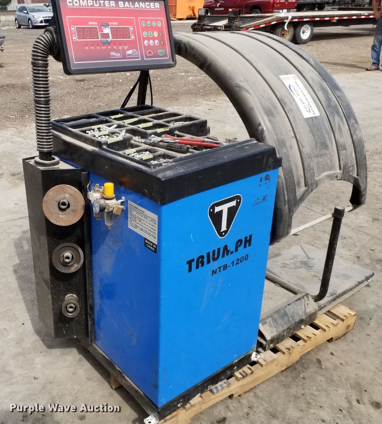 image for item DE7024 2017 Triumph NTB-1200 tire balancer