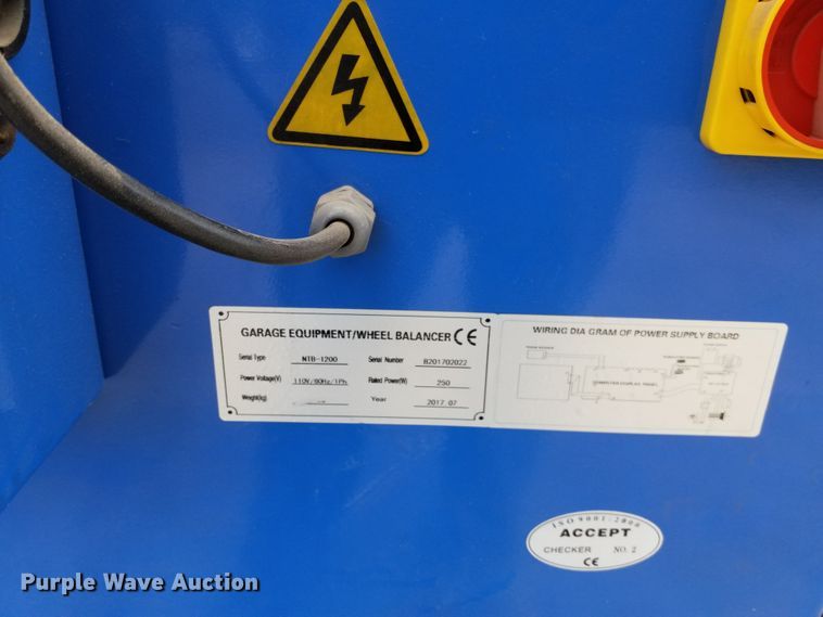 image for item DE7024 2017 Triumph NTB-1200 tire balancer