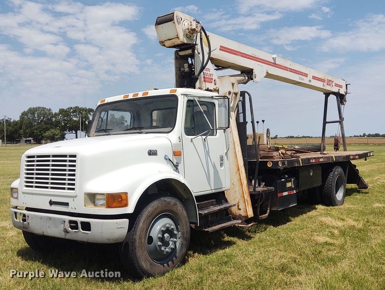 image for item DE7037 1998 International 4700  crane truck