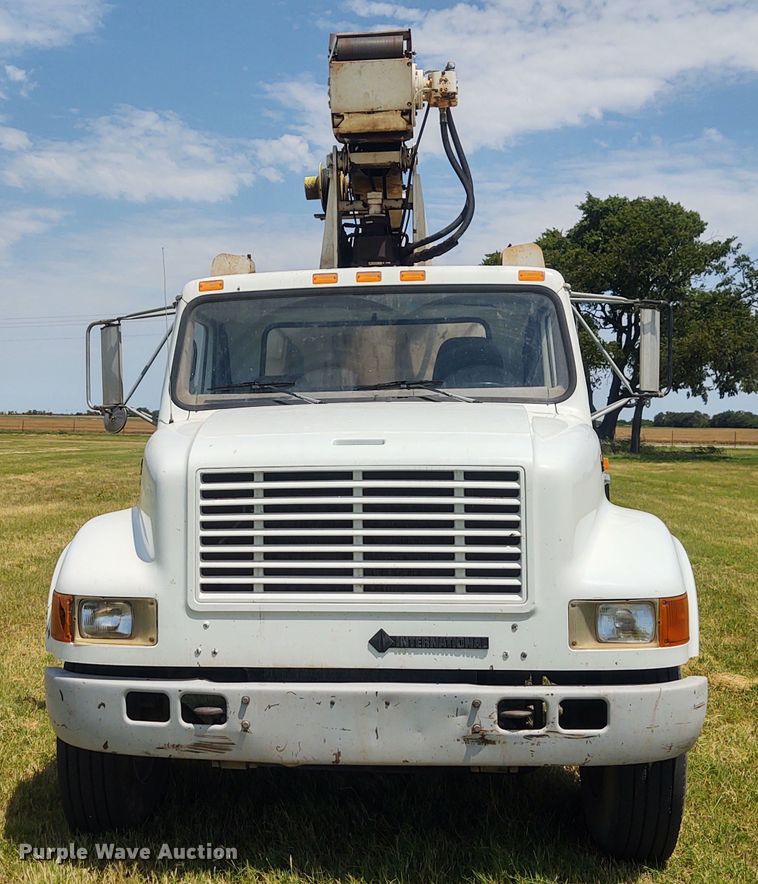image for item DE7037 1998 International 4700  crane truck