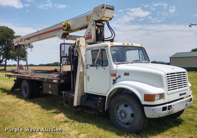 image for item DE7037 1998 International 4700  crane truck