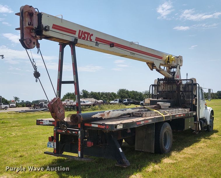 image for item DE7037 1998 International 4700  crane truck