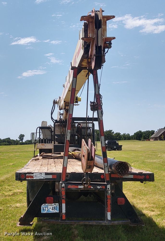 image for item DE7037 1998 International 4700  crane truck