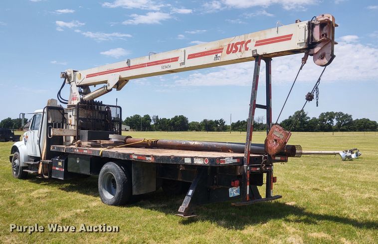 image for item DE7037 1998 International 4700  crane truck