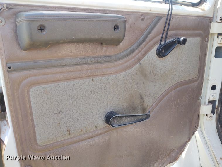 image for item DE7037 1998 International 4700  crane truck