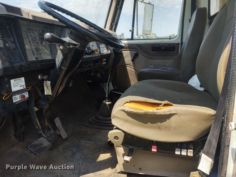 image for item DE7037 1998 International 4700  crane truck