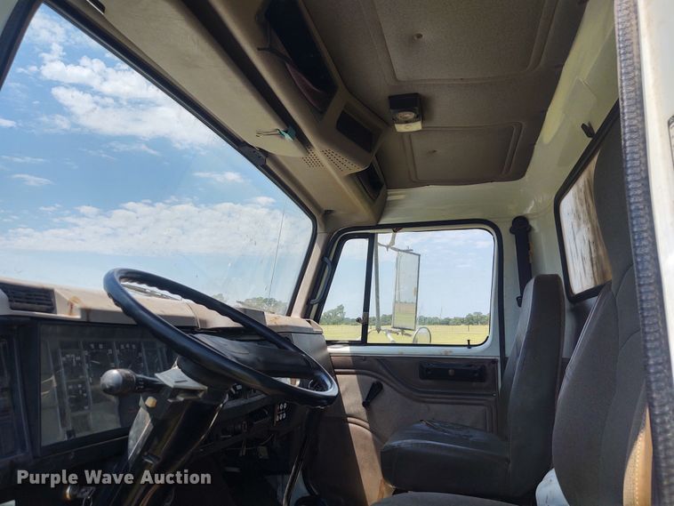 image for item DE7037 1998 International 4700  crane truck