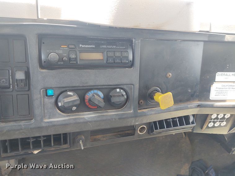 image for item DE7037 1998 International 4700  crane truck