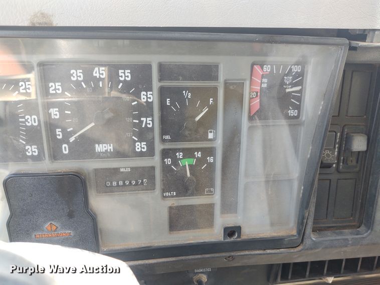 image for item DE7037 1998 International 4700  crane truck