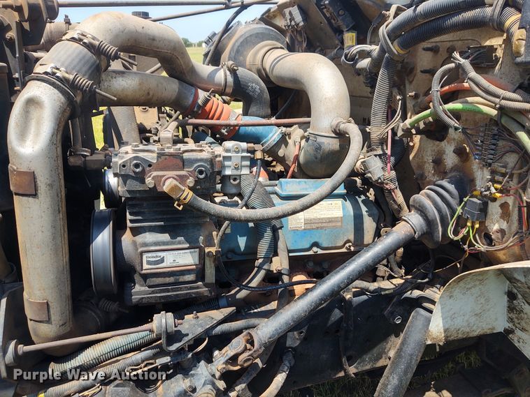 image for item DE7037 1998 International 4700  crane truck