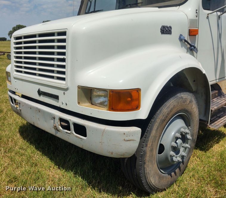 image for item DE7037 1998 International 4700  crane truck