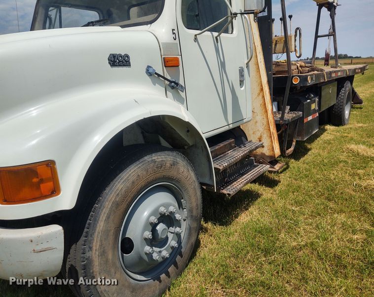 image for item DE7037 1998 International 4700  crane truck