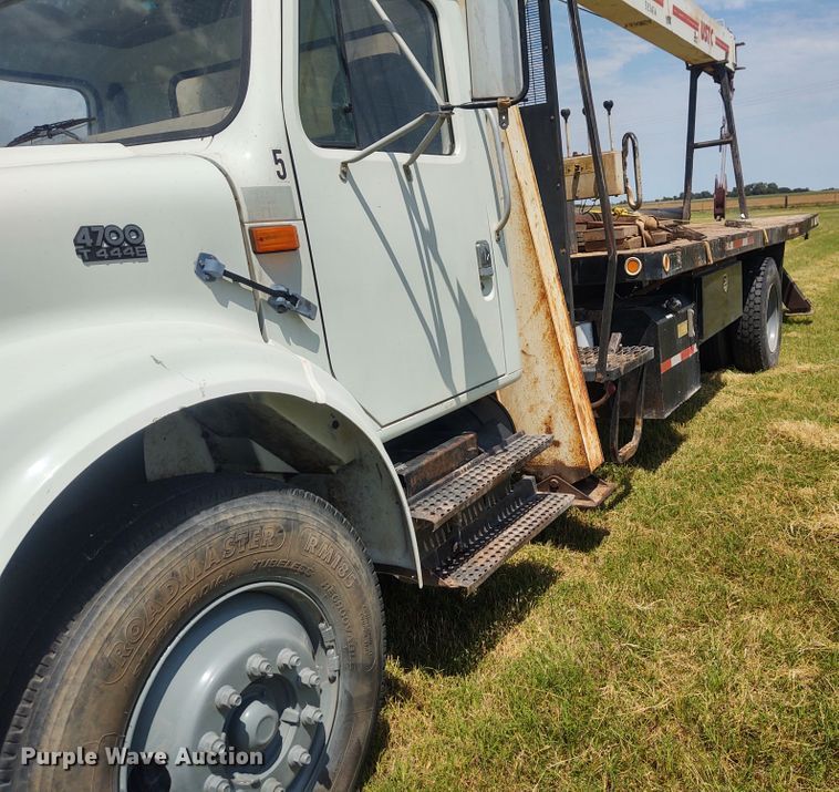 image for item DE7037 1998 International 4700  crane truck