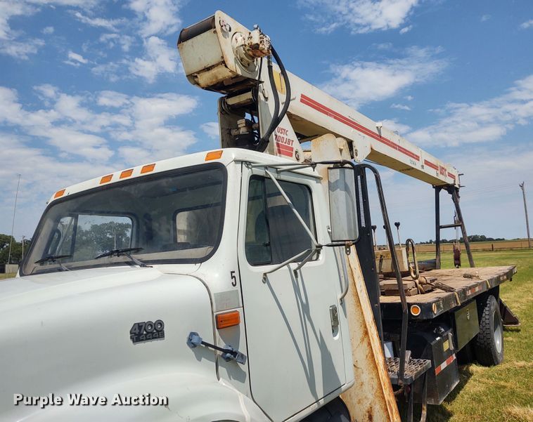 image for item DE7037 1998 International 4700  crane truck