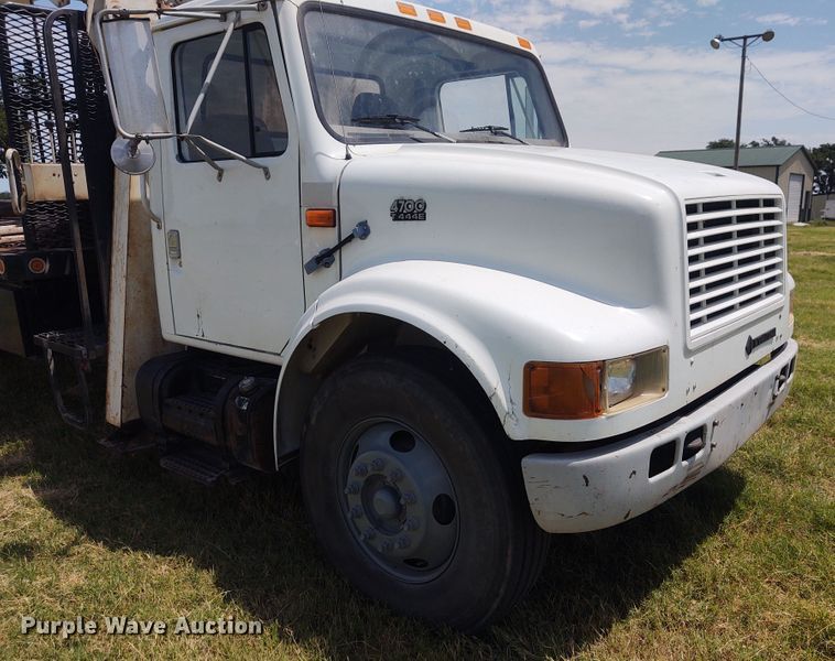 image for item DE7037 1998 International 4700  crane truck