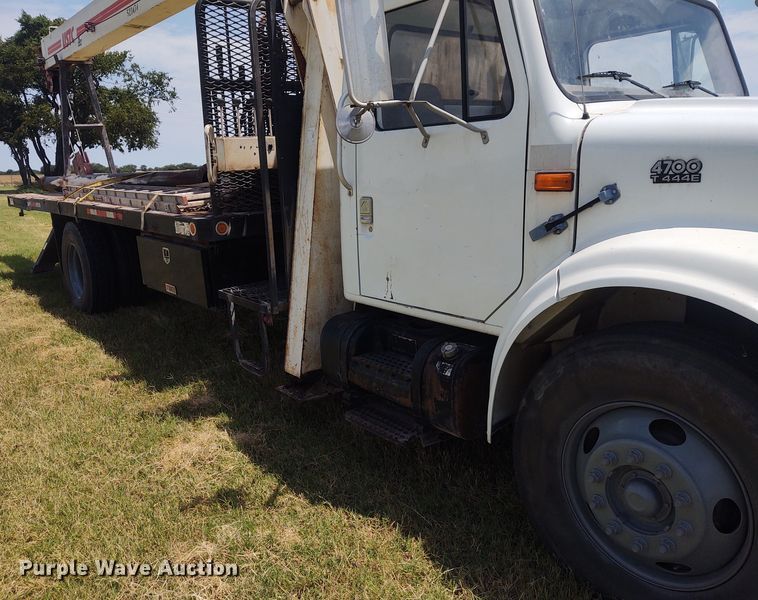 image for item DE7037 1998 International 4700  crane truck