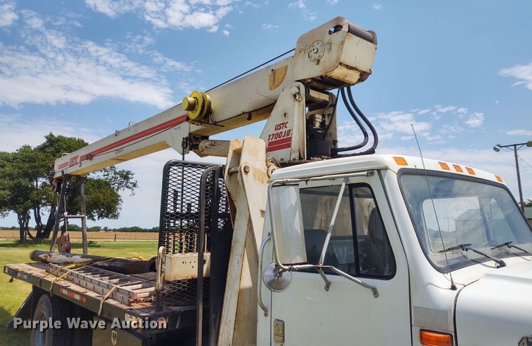 image for item DE7037 1998 International 4700  crane truck