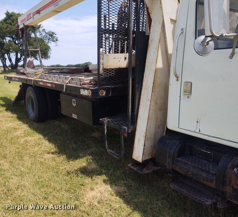 image for item DE7037 1998 International 4700  crane truck