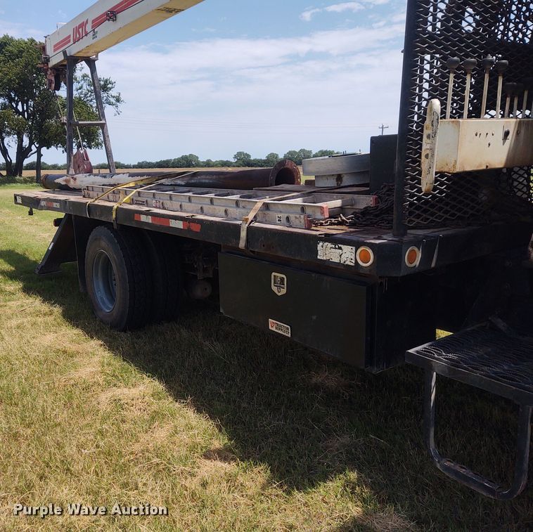 image for item DE7037 1998 International 4700  crane truck