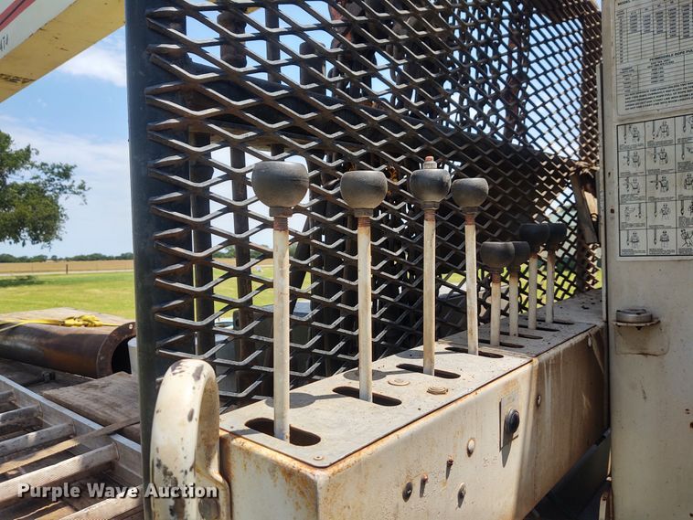 image for item DE7037 1998 International 4700  crane truck