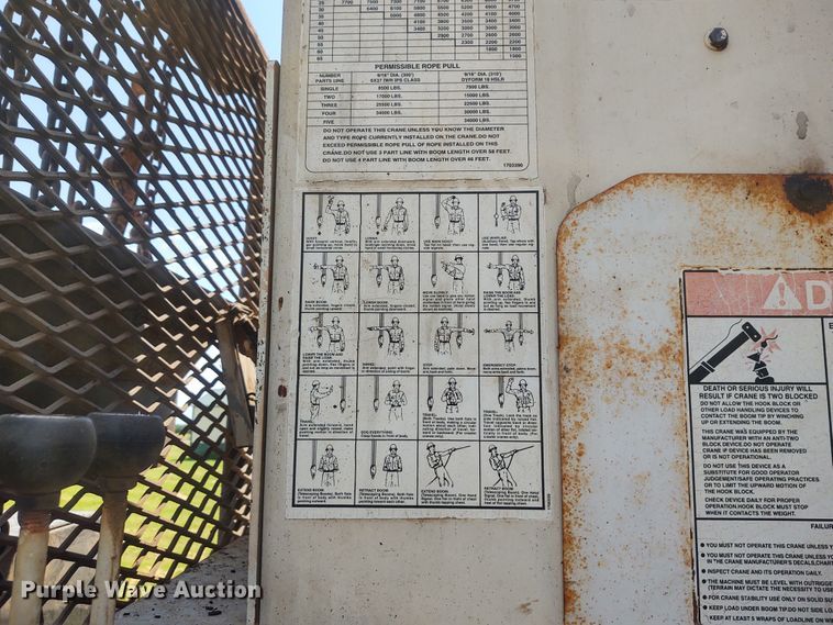 image for item DE7037 1998 International 4700  crane truck