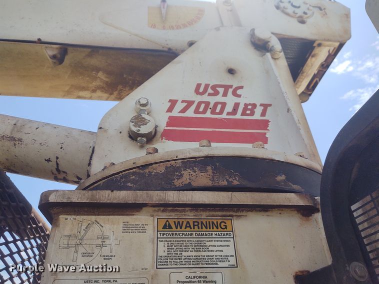 image for item DE7037 1998 International 4700  crane truck