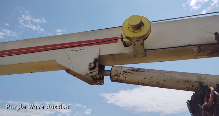 image for item DE7037 1998 International 4700  crane truck