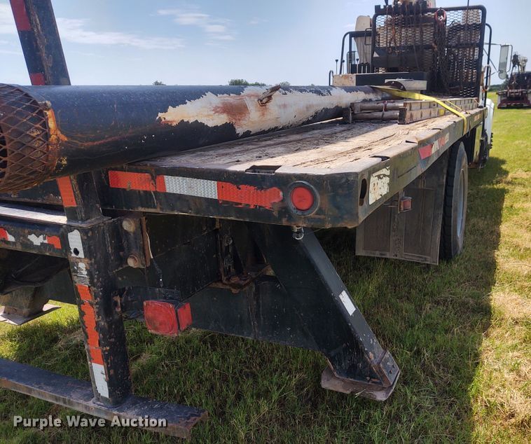 image for item DE7037 1998 International 4700  crane truck