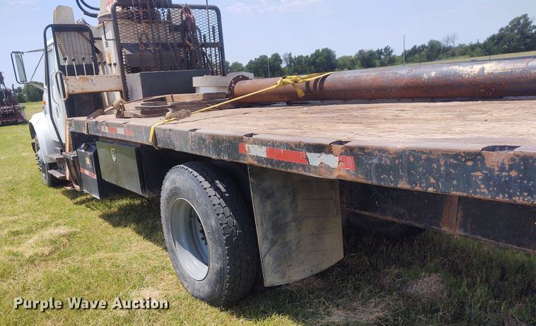 image for item DE7037 1998 International 4700  crane truck