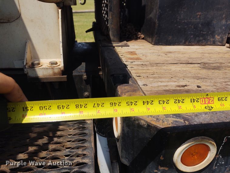 image for item DE7037 1998 International 4700  crane truck