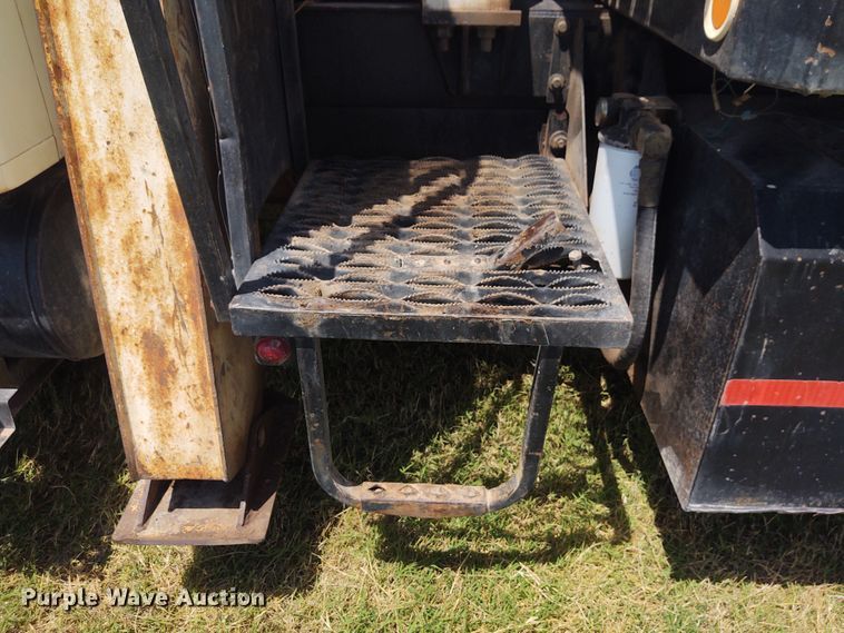 image for item DE7037 1998 International 4700  crane truck