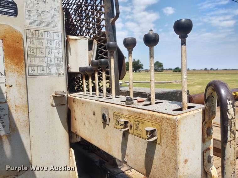 image for item DE7037 1998 International 4700  crane truck