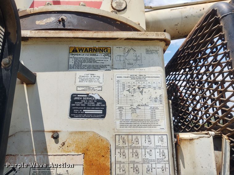 image for item DE7037 1998 International 4700  crane truck