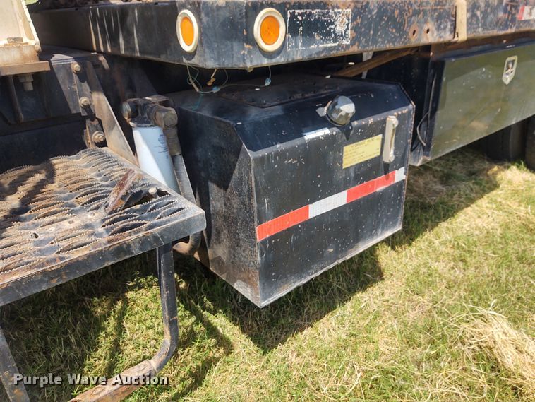 image for item DE7037 1998 International 4700  crane truck