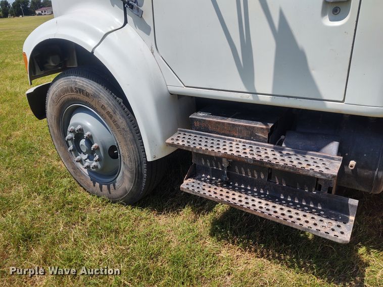 image for item DE7037 1998 International 4700  crane truck