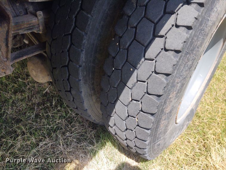 image for item DE7037 1998 International 4700  crane truck