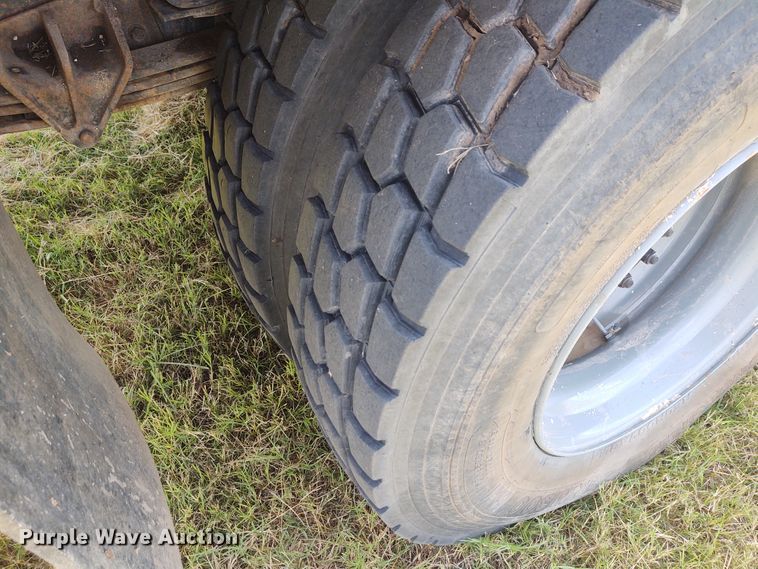 image for item DE7037 1998 International 4700  crane truck