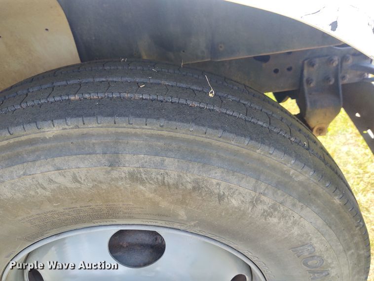 image for item DE7037 1998 International 4700  crane truck